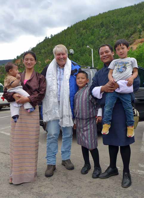 Dawa mit Sonam Chophal auf ihrem Arm,
 neben mir Tandin,
 Kinley mit Sohn Rinchen,
 2015