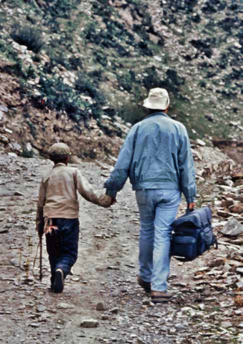 Tibetischer Junge mit Steinschleuder 1989 im Yarlungtal,
 Tibet